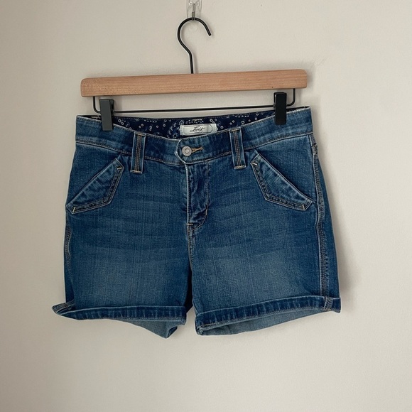 Levi's Classic Jean Shorts Size 6 - Picture 1 of 10